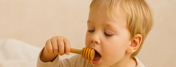 子供向けマヌカハニー – スプーン一杯のマヌカハニーを食べる子供